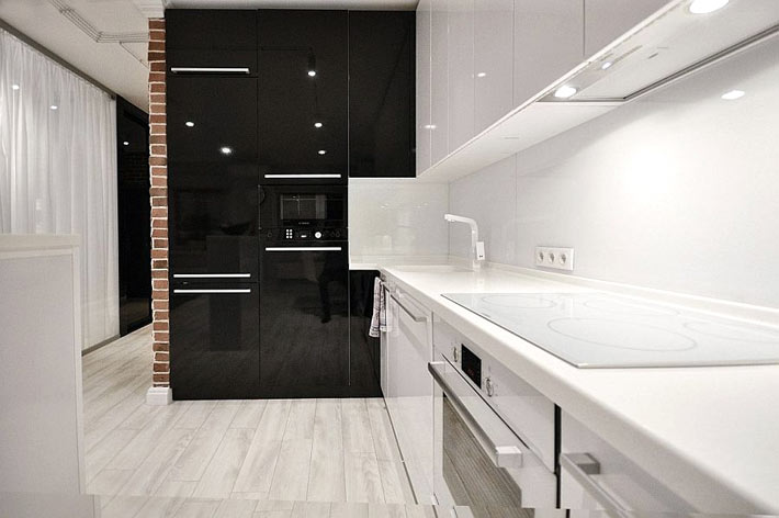 глянцевая кухонная мебель белого и черного цвета