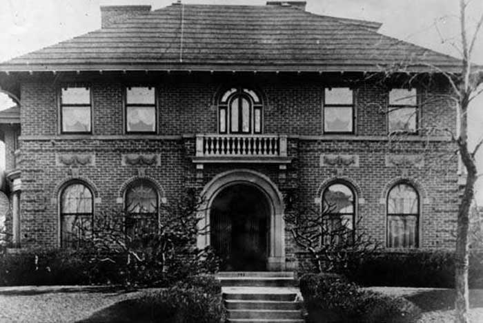 Странная история Вальбурги Остеррайх, которая годами держала тайного любовника на чердаке 