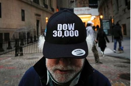 Trader Peter Tuchman wears a DOW 30,000 hat as he greets friends outside the New York Stock Exchange (NYSE) in New York, U.S., November 24, 2020. REUTERS/Brendan McDermid TPX IMAGES OF THE DAY
