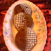 Шоколадное печенье с изюмом и орехами