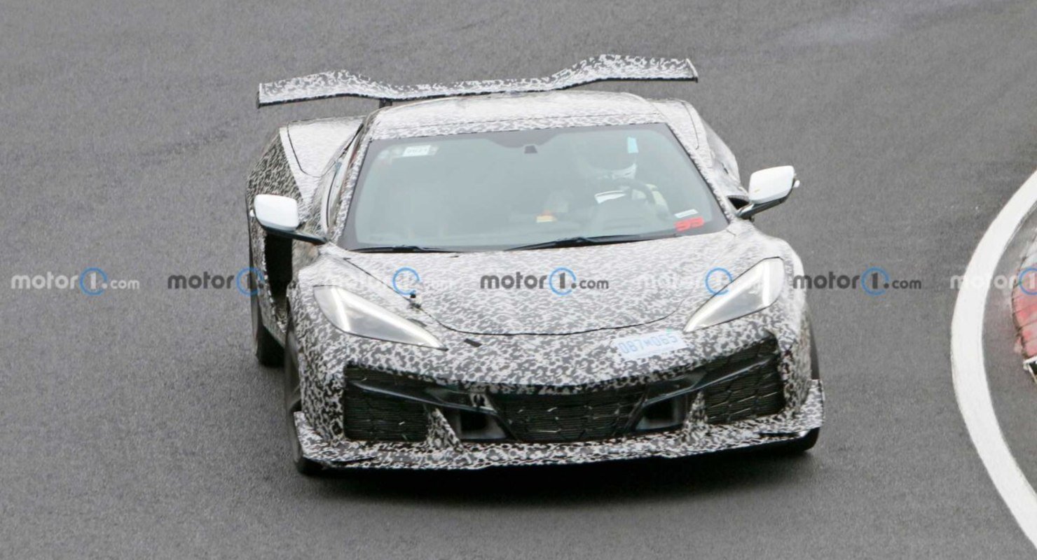 Новый Chevrolet Corvette Z06 2023 раскрыт на фото во время тестовых заездов на трассе Нюрбургринг