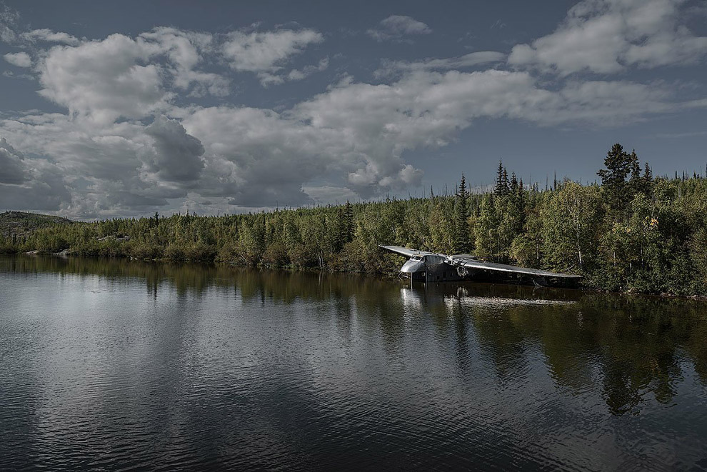 Самолет Bristol 170 Freighter упал на озере Биверлодж, провалившись стойкой шасси под лед 30 мая 1956 года