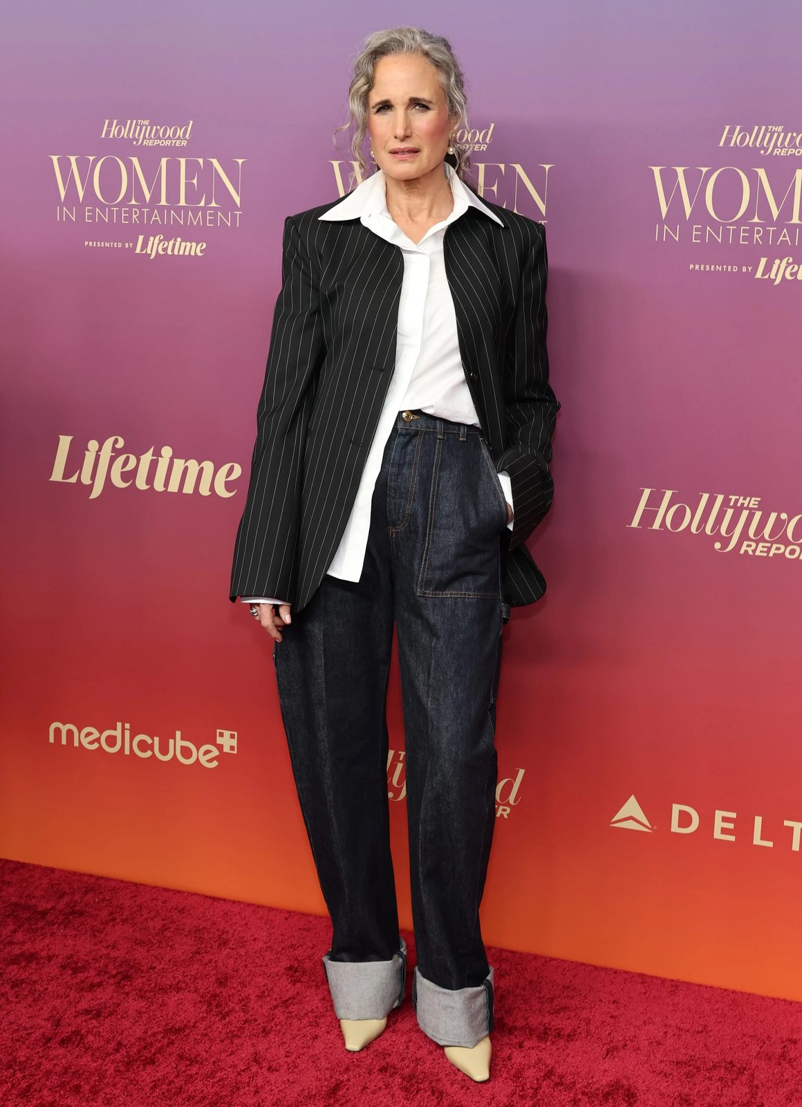 За лидерство и справедливость: Дакота Джонсон, Голди Хоун и Дженнифер Лопес