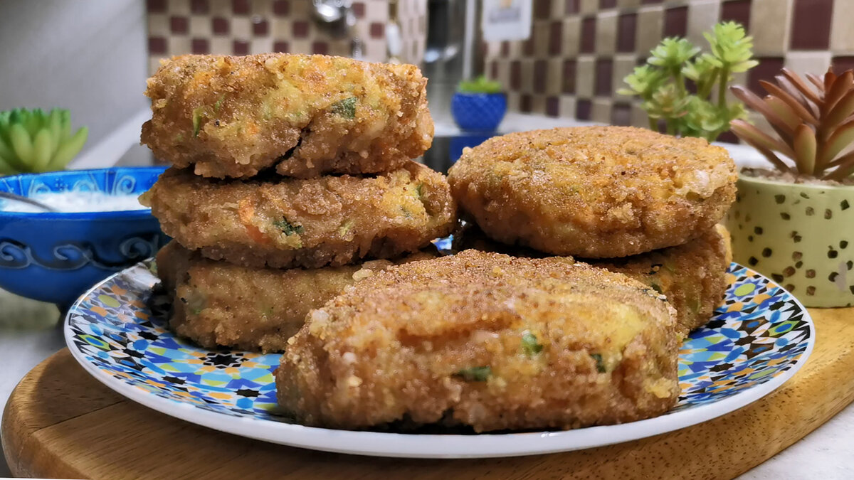 У меня все кабачки сейчас уходят на вкуснейшие котлеты. Часть съедаем сразу, остальное в морозилку и зимой едим У меня все кабачки сейчас уходят на вкуснейшие котлеты. Часть съедаем сразу, остальное в морозилку и зимой едим котлеты, перец, крупной, только, очень, сразу, проминаем, овощные, можно, сметана, укроп, чеснок, присаливаем, слегка, просто, сухарях, минут, зимой, выкладываем, сухари