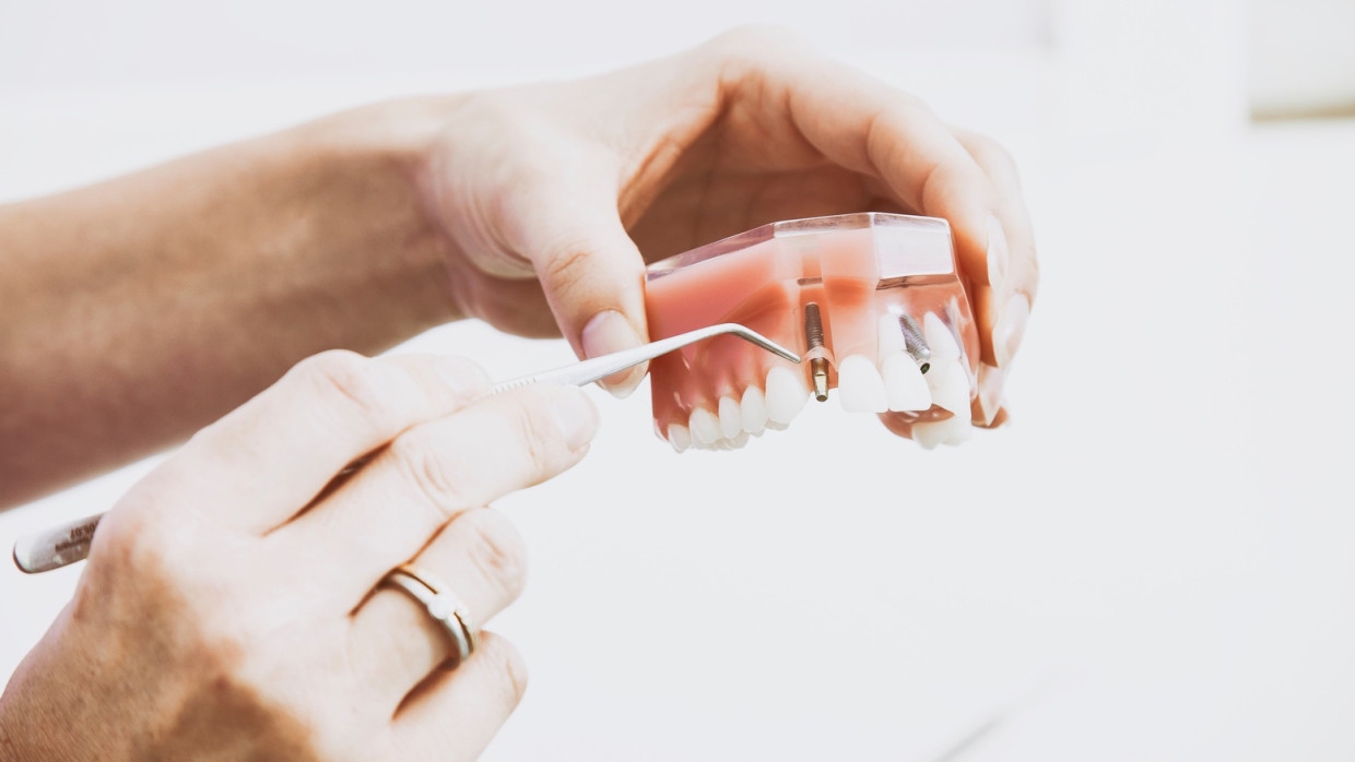 Ассистентка дантиста вырвала у пациента 13 зубов и украла из клиники  тысяч Происшествия