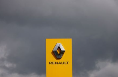 The logo of Renault carmaker is pictured at a dealership in Les Sorinieres, near Nantes, France, September 9, 2021. REUTERS/Stephane Mahe