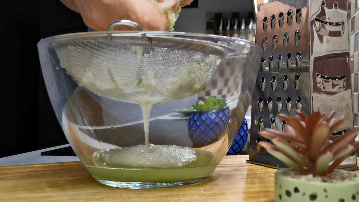 У меня все кабачки сейчас уходят на вкуснейшие котлеты. Часть съедаем сразу, остальное в морозилку и зимой едим У меня все кабачки сейчас уходят на вкуснейшие котлеты. Часть съедаем сразу, остальное в морозилку и зимой едим котлеты, перец, крупной, только, очень, сразу, проминаем, овощные, можно, сметана, укроп, чеснок, присаливаем, слегка, просто, сухарях, минут, зимой, выкладываем, сухари