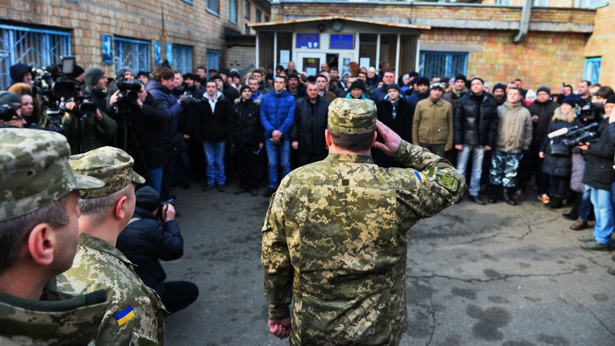 Украинцы призывного возраста массово бегут за границу