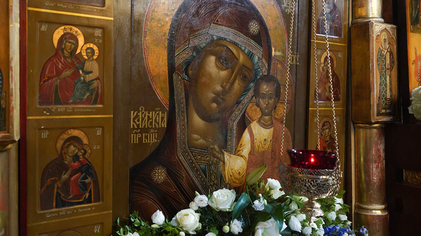 Икона Казанской Божией Матери в Казанском соборе на Красной площади в Москве.