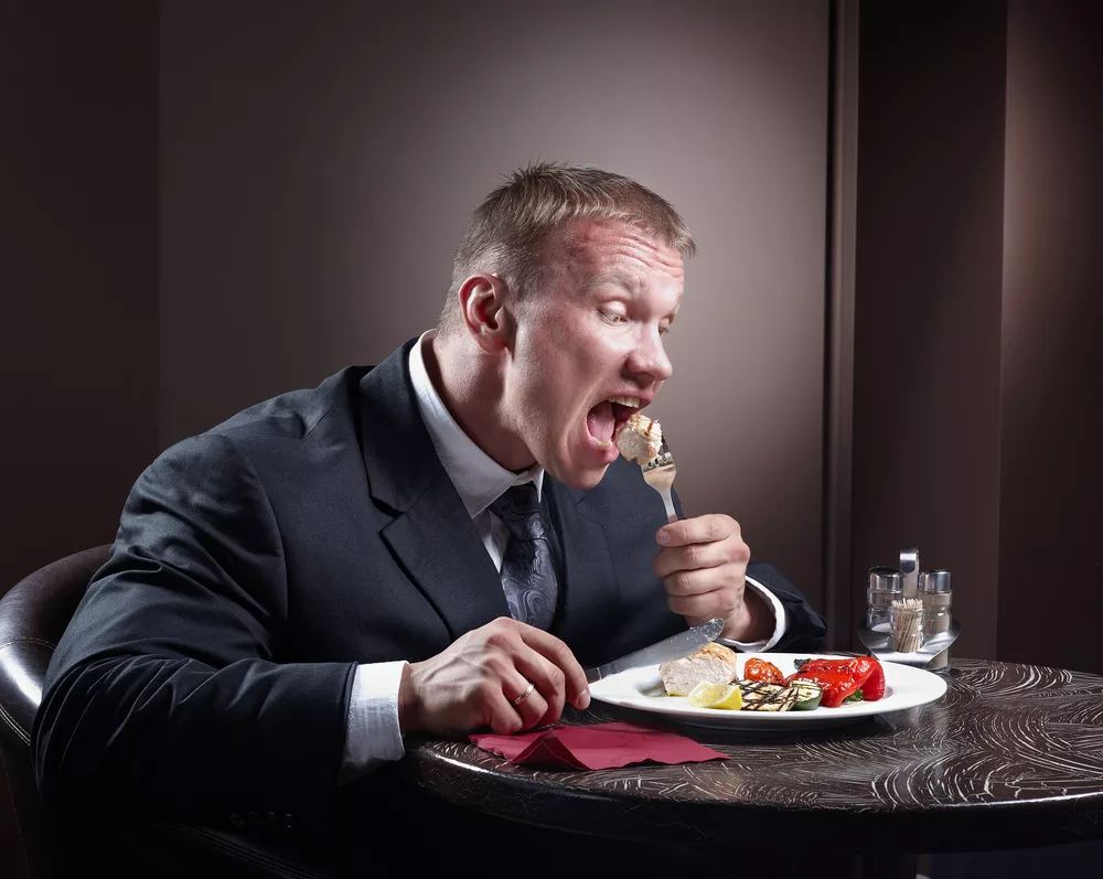 Быстро ест мелко жует сама. Мужчина ест за столом. Человек кушает. Еда для мужчин. Мужик кушает.