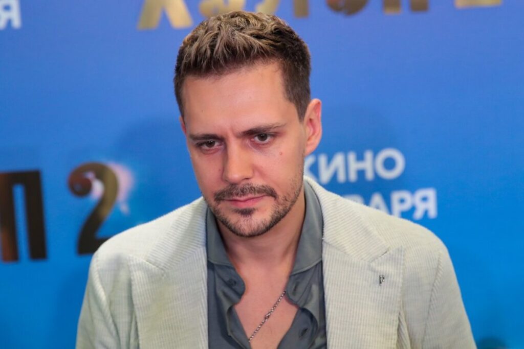 HBO уволила Милоша Биковича из «Белого лотоса» из-за давления Киева