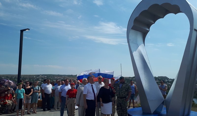 В Ростовской области открыли шестиметровый памятник десантникам в виде парашюта