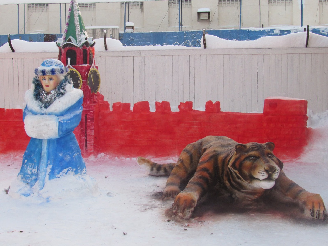 Заключенные уральской колонии слепили огромные фигуры из снега на Новый год