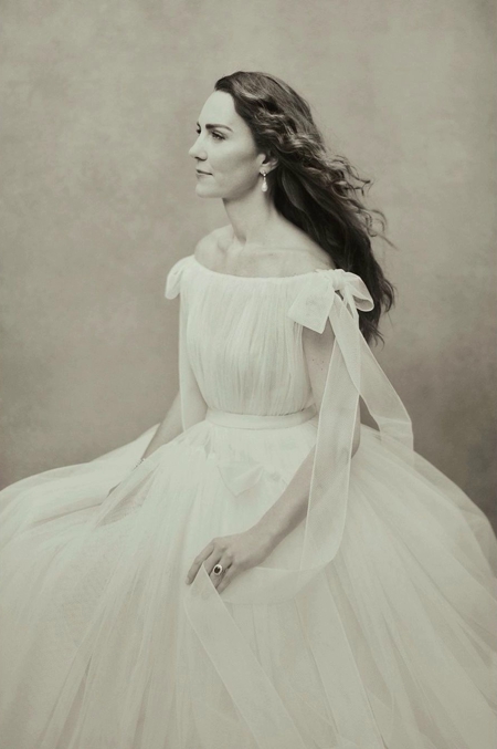 Кейт Миддлтон надела украшения принцессы Дианы и Елизаветы II для портретов по случаю своего 40-летия Монархии