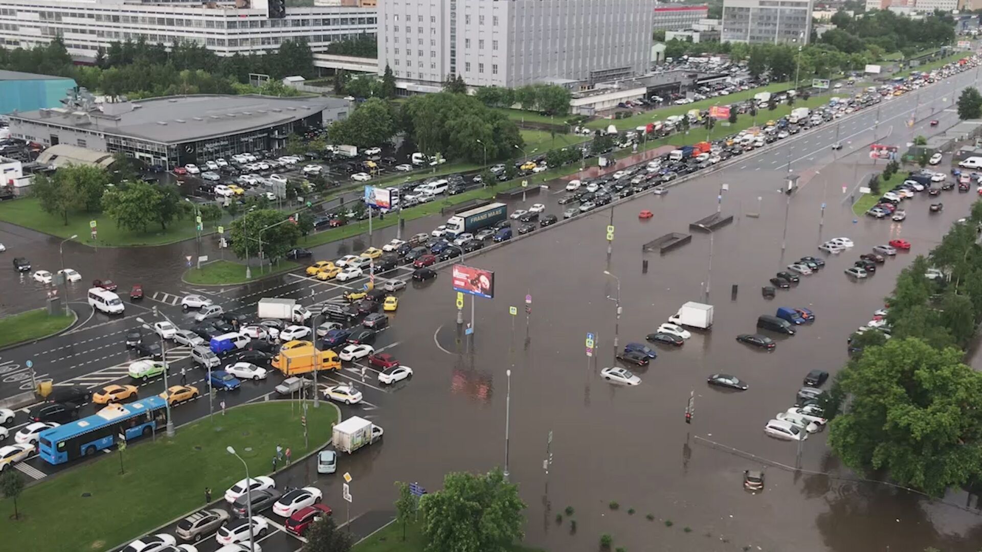 Недавно здесь. Потоп на Варшавском шоссе. 20.06.2020 Варшавское шоссе Москва затопило. Потоп в Москве 2020. Затопило Варшавское шоссе.