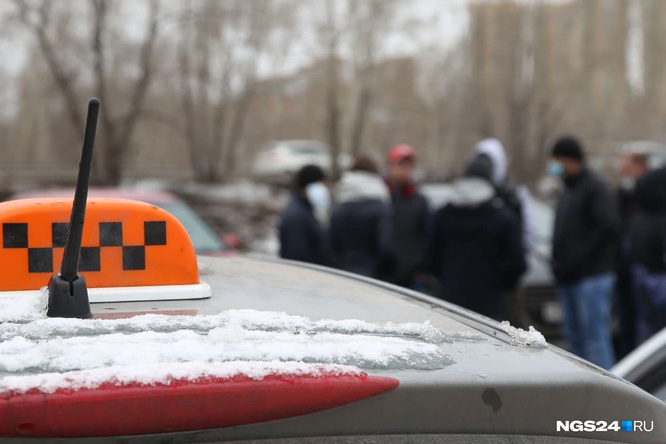 Пассажир с ножом напал на водителя такси на трассе в Красноярском крае