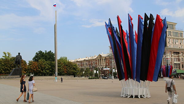 Государственный флаг Российский Федерации на центральной площади Ленина в Донецке