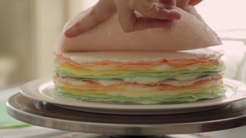 Радужный блинный торт — не только красивый, но и очень вкусный
