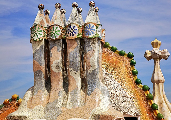 Фирменные башни-дымоходы (Casa Batllо).