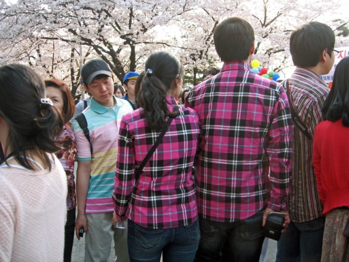 Одинаковые одежды. жизнь, жители, люди, южная корея