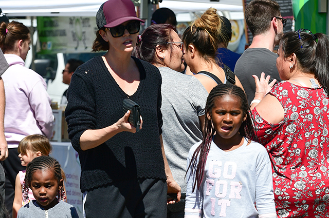 Шарлиз Терон с детьми на рынке в Лос-Анджелесе: новые фото Звездные дети