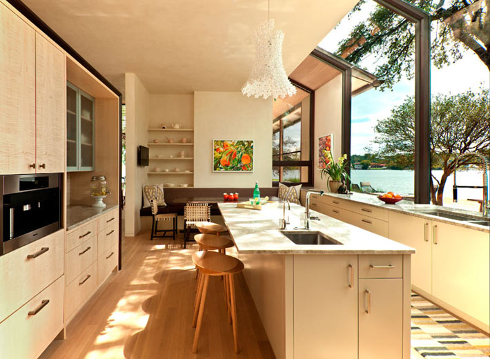 дизайн интерьера кухни с панорамным видом на озеро
