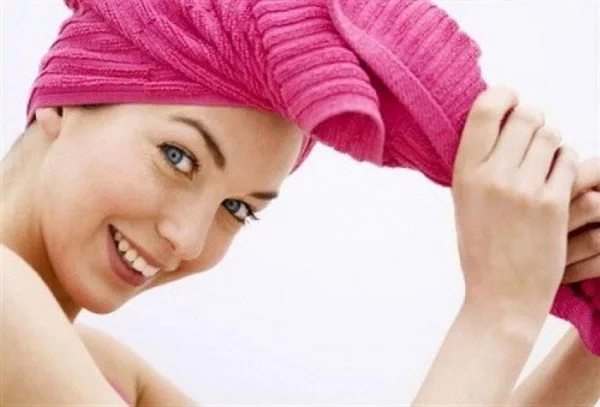 Как быстро высушить волосы без использования фена: 9 эффективных методов