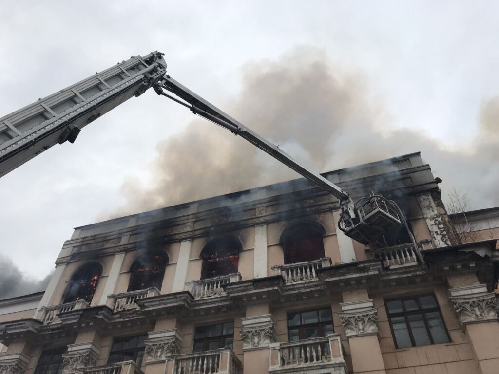 Причину пожара в здании бывшего училища связи установят дознаватели
