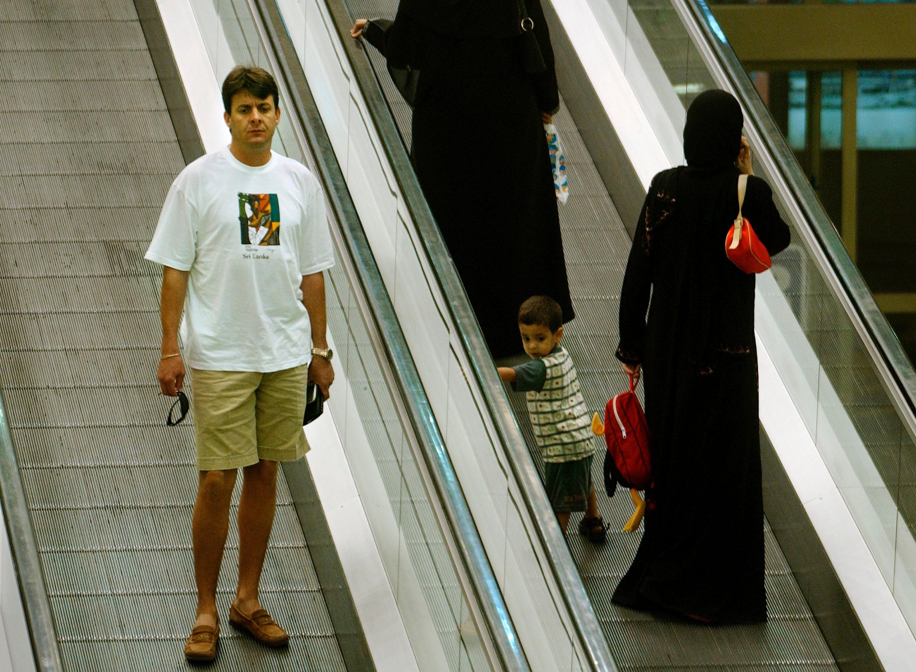 Дубай можно ли в шортах. Одежда в арабских Эмиратах туристам. Одежда для ОАЭ туристу. ОАЭ мужчины. Одежда туристов мужчин ОАЭ.
