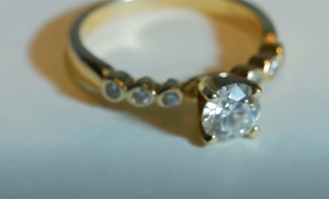 Бездомный нашел на улице кольцо с бриллиантом и решил вернуть владельцу. Решение полностью изменило его жизнь Культура