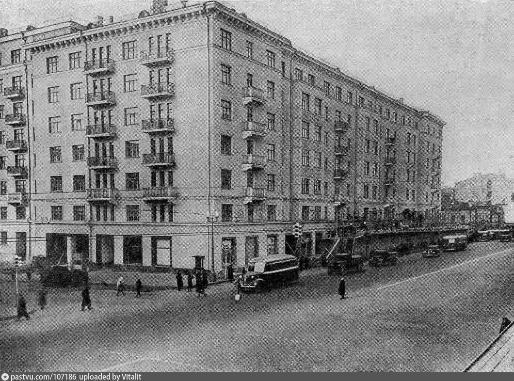 Строительство дома №11 на 1-й Тверской-Ямской, правда тогда её не было. Весь отрезок до Белорусского вокзала назывался улицей Горького, 1939.