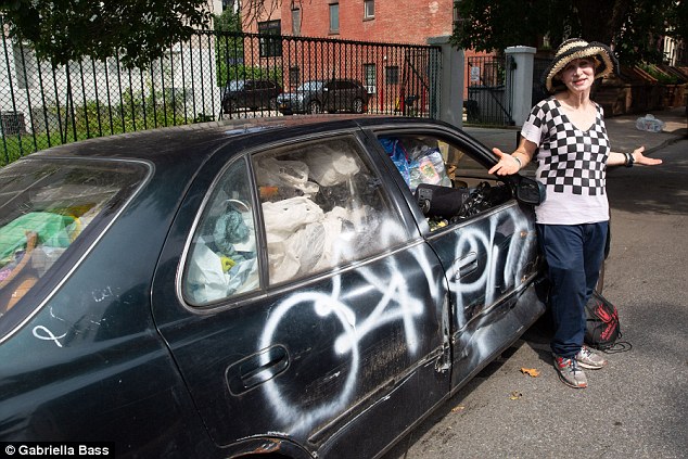 Миллионерша из Нью-Йорка собирает мусор по городу