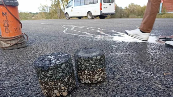 Зачем на асфальте делают круглые или квадратные дырки, которые портят резину и подвеску автомобиля