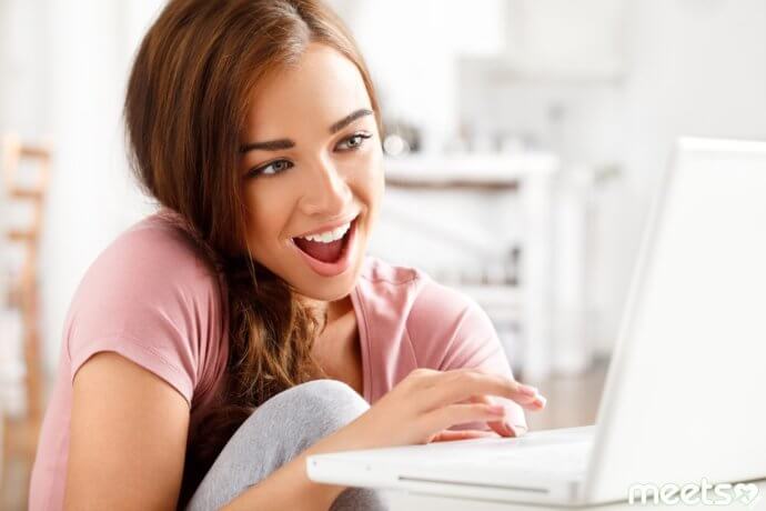 девушка переписывается с парнем