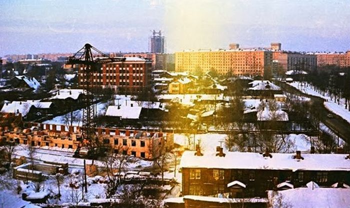 Деревянные дома уступают место новой застройке. Деревянные дома уступают место новой застройке.