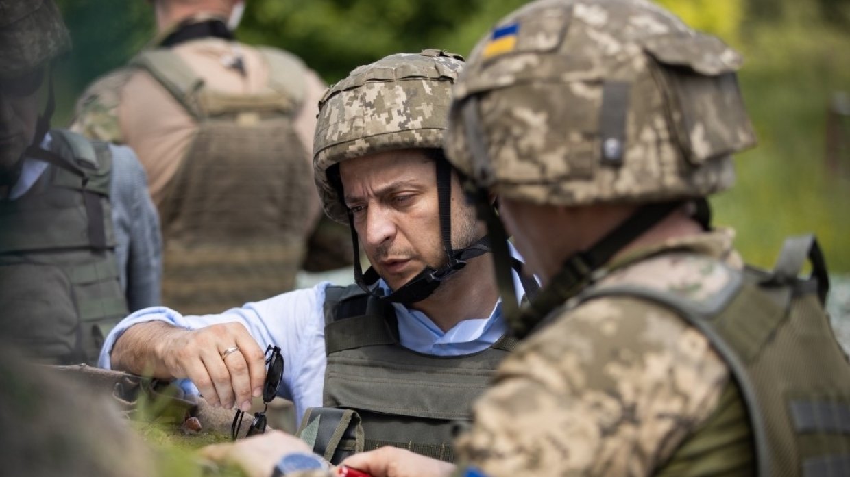 Появились фото визита Зеленского на передовую в Донбассе
