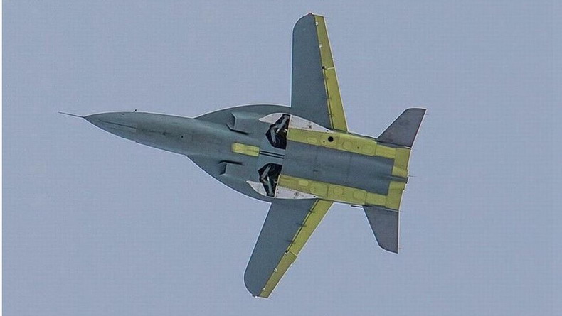 Подпись к изображению: Новый российский реактивный спортивно-пилотажный самолет СР-10 в воздухе