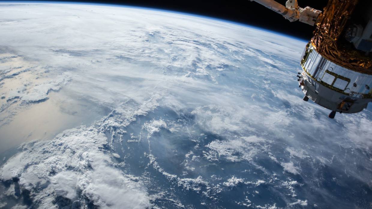 Российский спутник «Аист-2Т» сможет снимать Землю и Луну Технологии