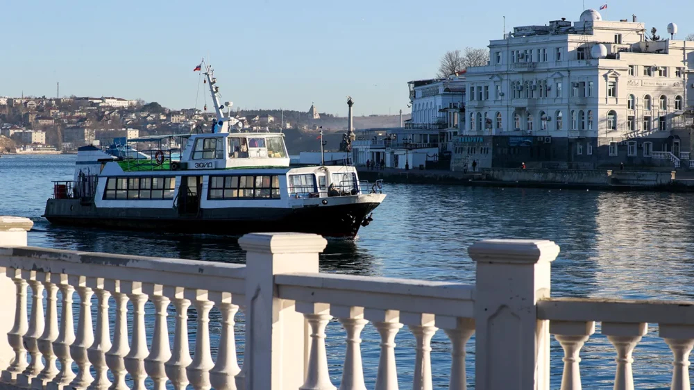 В Севастополе остановили движение морского транспорта. Губернатор сообщил об атаке надводных беспилотников