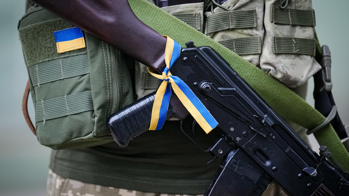 КАЗНЬ РУССКИХ ВОЕННЫХ НА УКРАИНЕ: НАЦИСТОВ СДАЛИ СВОИ ЖЕ - НАЧАЛАСЬ ГРЫЗНЯ