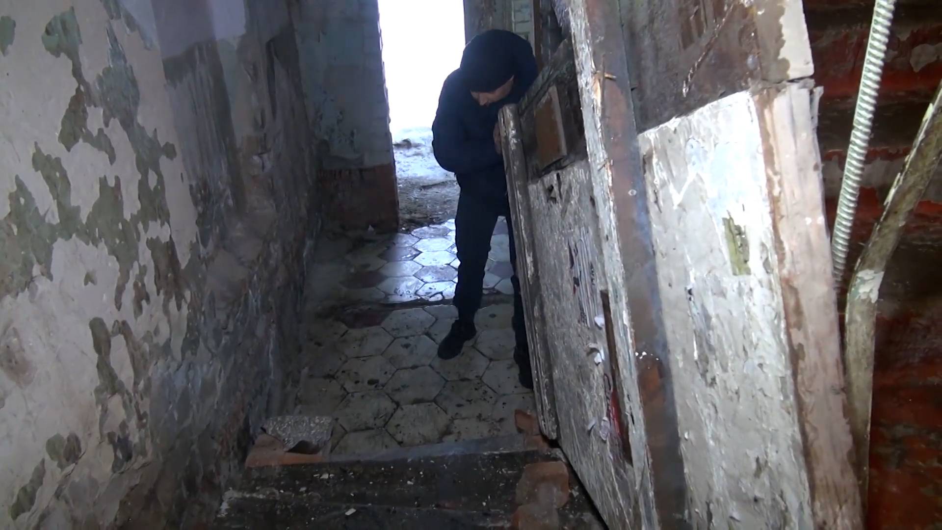 Жители Саратова уже четвертый год живут в аварийном доме Видео