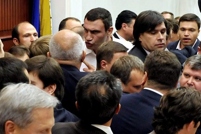 Виталий Кличко в парламенте (4 фото)