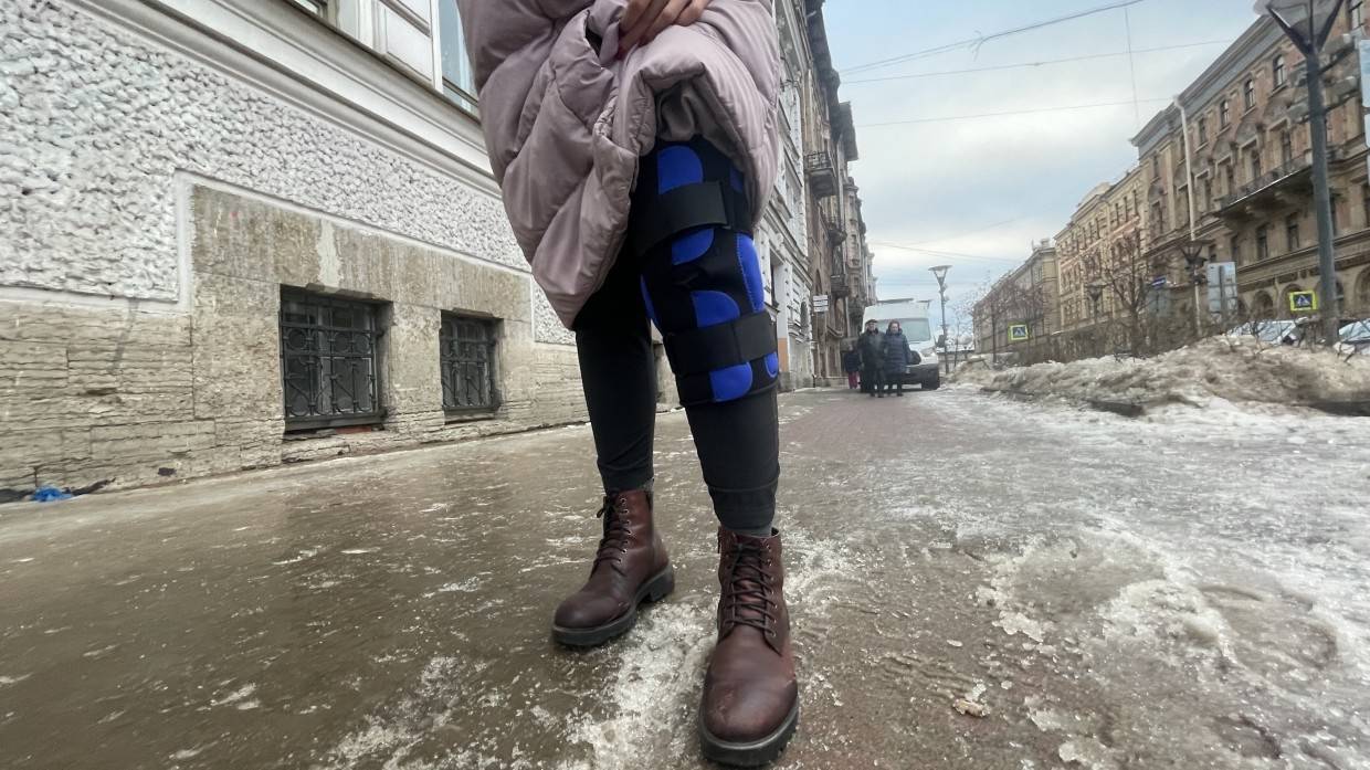 Упавшая на скользкой лестнице петербурженка отсудила у гипермаркета 215 тыс. рублей