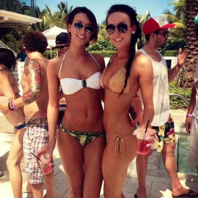 Летние девушки в бикини Летние девушки в бикини позитив