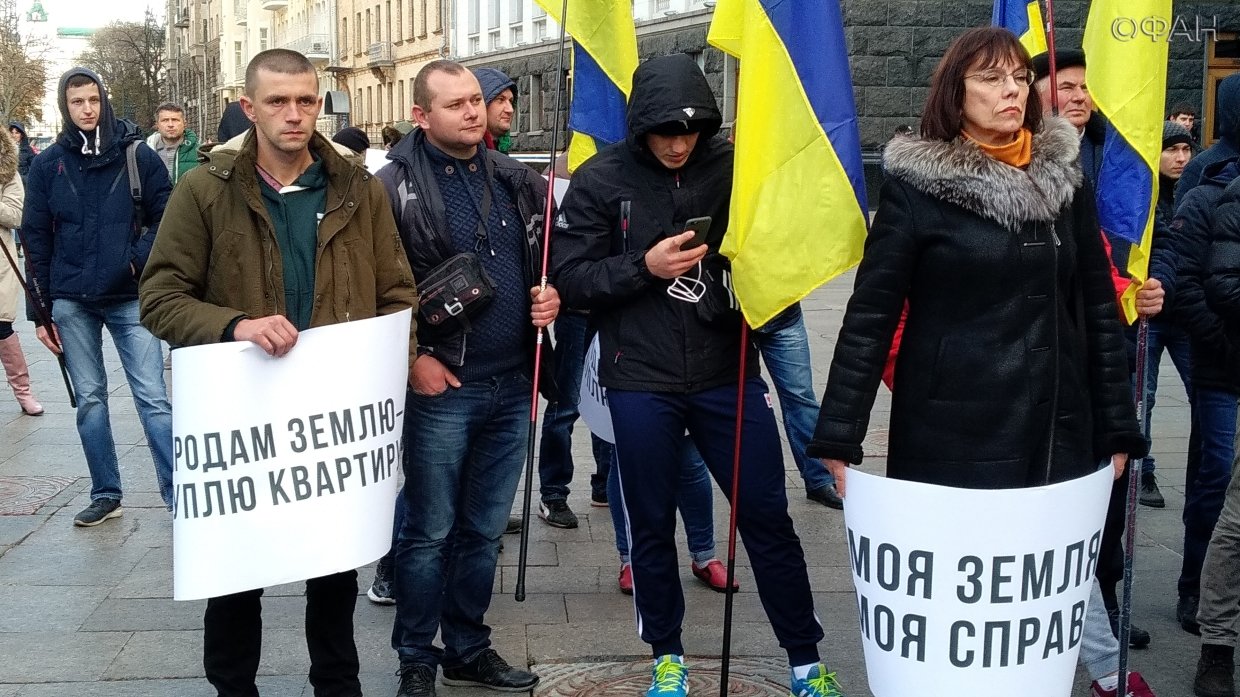В ответ на протесты националистов против принятия Киевом «формулы Штайнмайера» Зеленский заявил, что уважает право граждан на протест