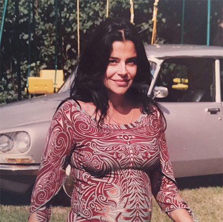 Связь времен: Тина Кунаки повторила фотосессию своей мамы, примерив ее платье Jean Paul Gaultier Связь времен: Тина Кунаки повторила фотосессию своей мамы, примерив ее платье Jean Paul Gaultier Дети,Беременные звезды