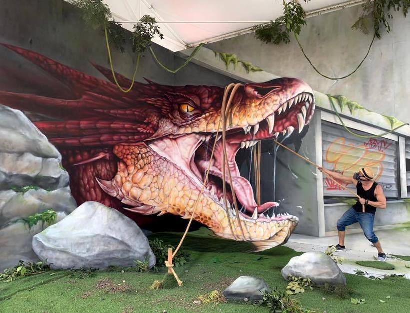 Уличный художник превращает обветшалые стены в невероятные 3D-граффити искусством, художник, граффити, который, своим, рядом, скелетом, располагающийся, динозавра, мужчина, остроумный, кормит, крысу, гигантским, куском, Присутствие, фотографиях, самого, автора, Орудуя