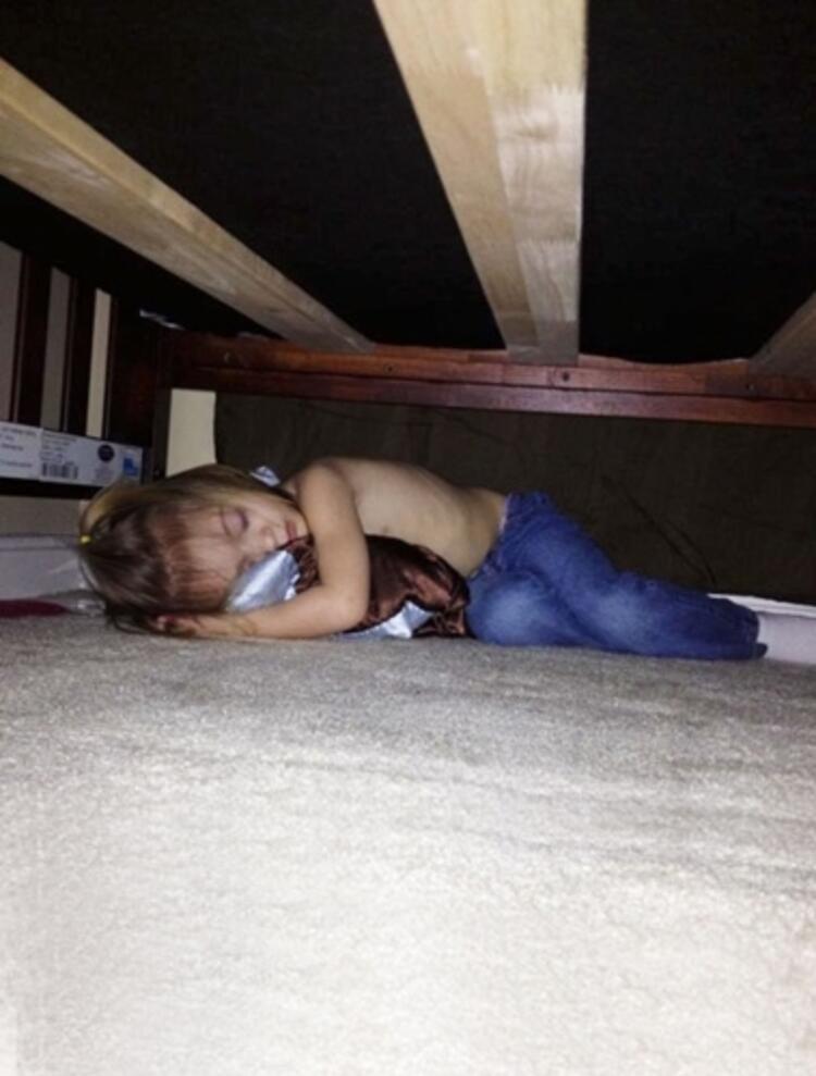 Гулять в прятки. Ребенок прячется. Спрятался под кровать. Ребенок спрятался. Ребенок под кроватью.
