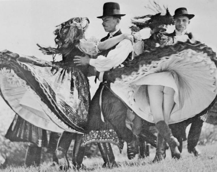 Венгры танцуют танец чардаш, 1938 г. история, картинки, фото