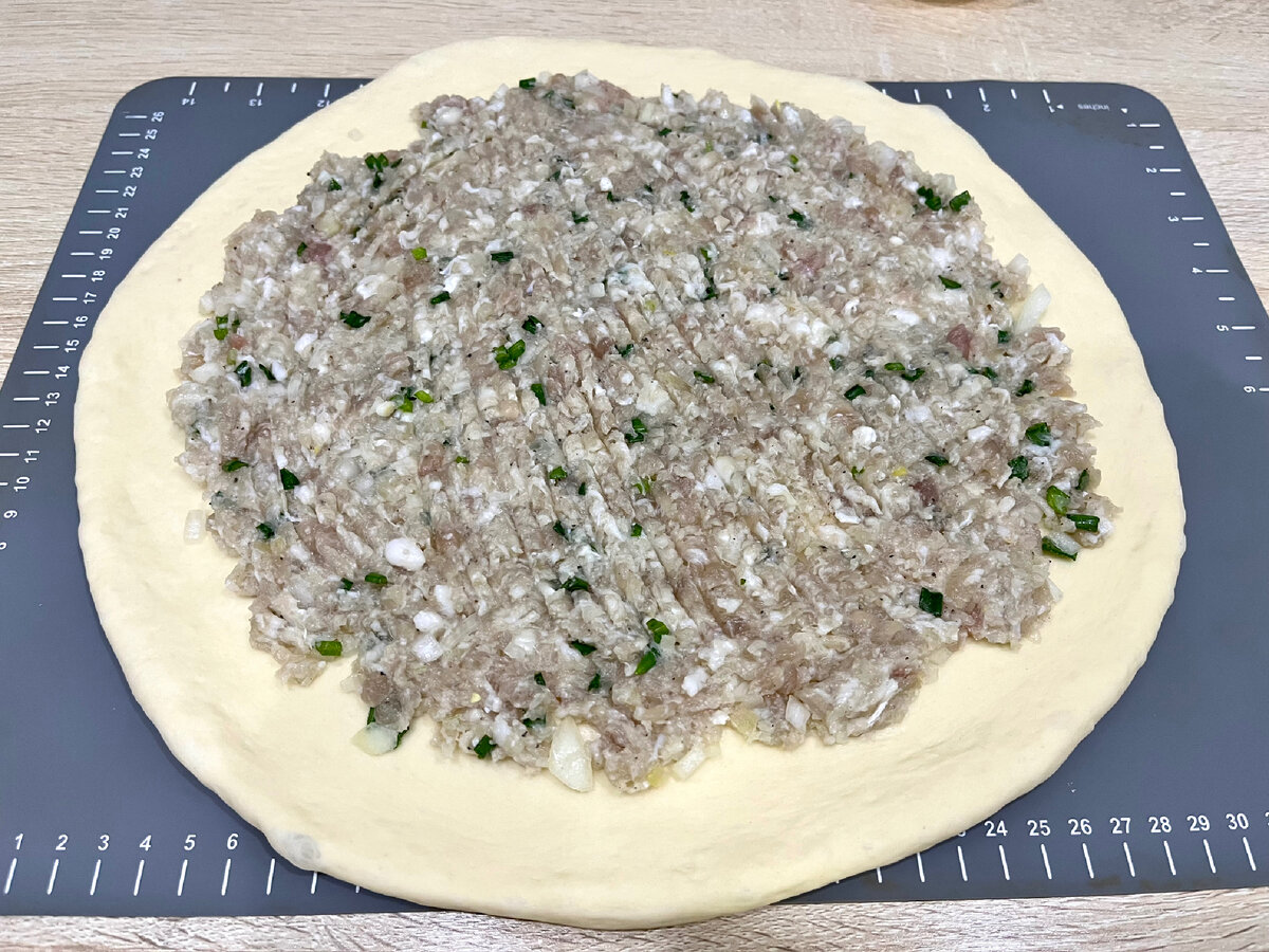 С мясом на пышном тесте - этот пирог заменит собой целый обед. "Чуду" станет любимым блюдом с первого кусочка, а приготовить его совсем просто.-9